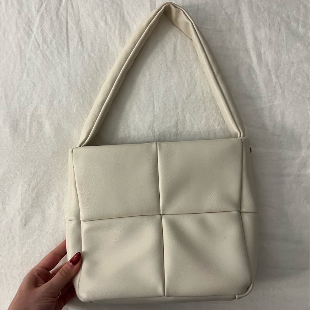 Cute white purse, very versatile